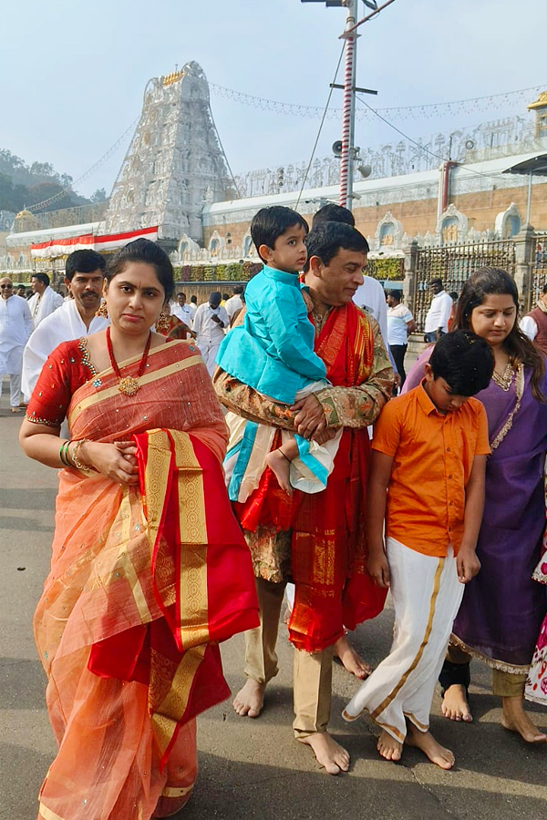Film Producer Dil Raju Garu And Wife Tejaswani Vundavalli Visted Tirumala Photos9