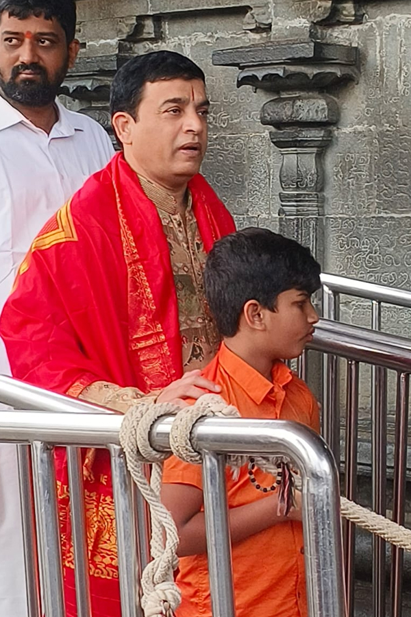 Film Producer Dil Raju Garu And Wife Tejaswani Vundavalli Visted Tirumala Photos10
