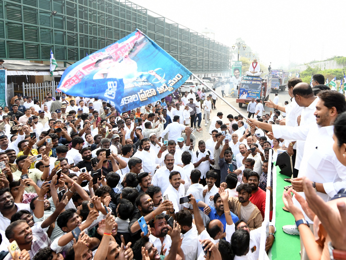 YS Jagan Flagged off Koti Santhakala Rally Photos12