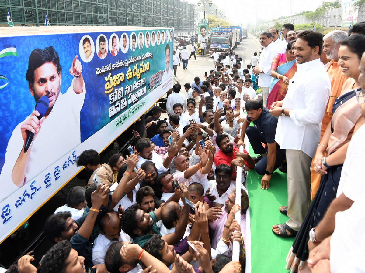 YS Jagan Flagged off Koti Santhakala Rally Photos14