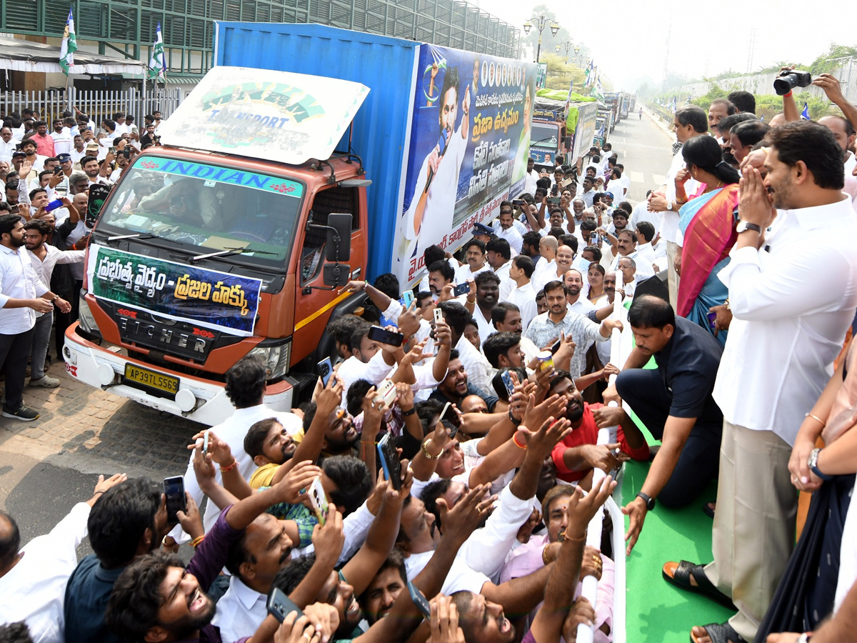 YS Jagan Flagged off Koti Santhakala Rally Photos15
