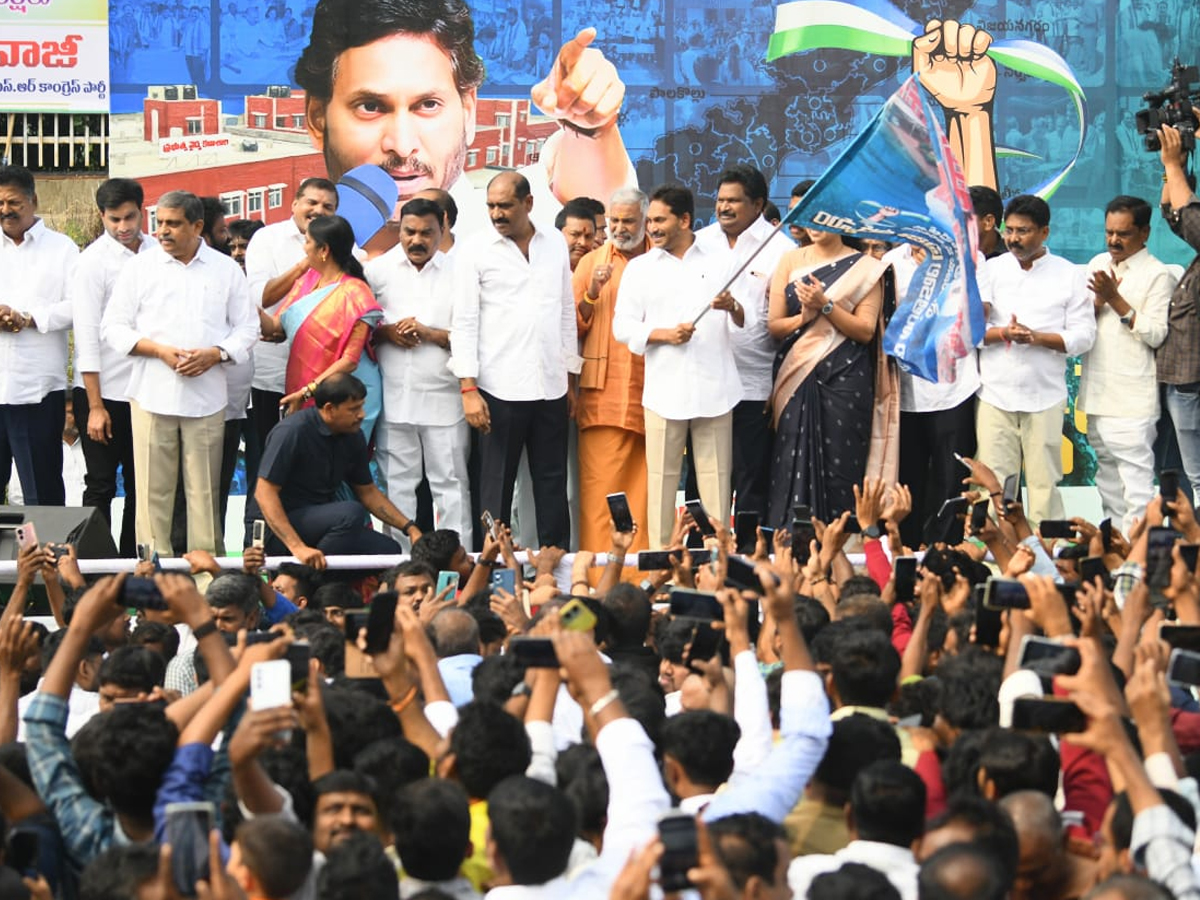 YS Jagan Flagged off Koti Santhakala Rally Photos4