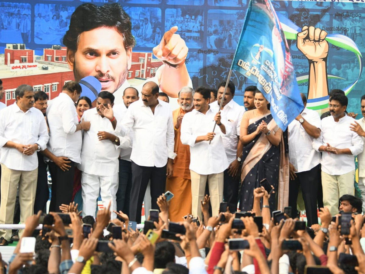 YS Jagan Flagged off Koti Santhakala Rally Photos5