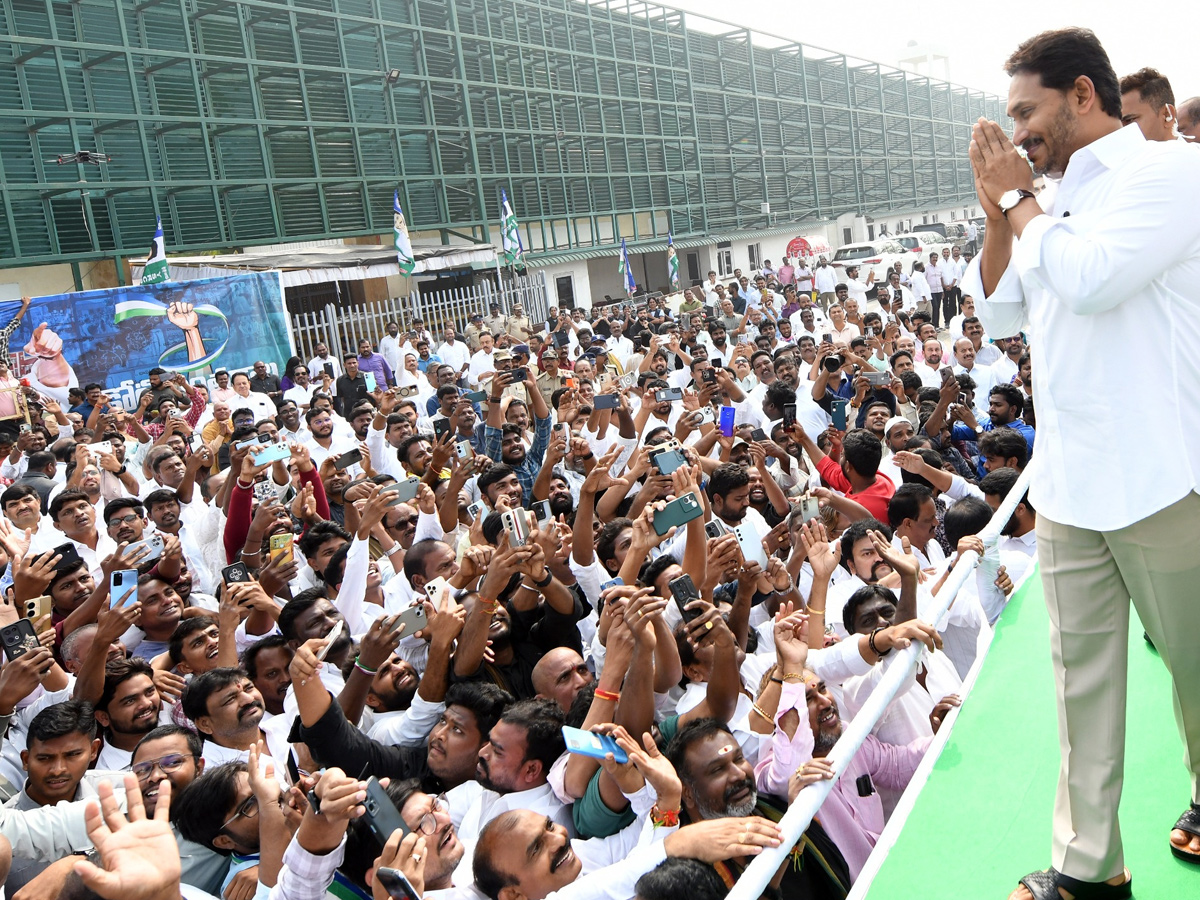 YS Jagan Flagged off Koti Santhakala Rally Photos9