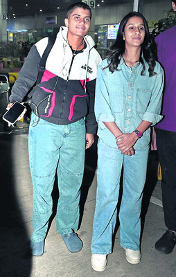 విశాఖ చేరుకున్న మహిళా క్రికెటర్లు1