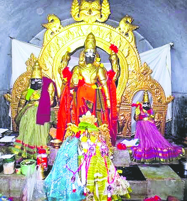 ధవళేశ్వరంలో యోగ ముద్రలో.. 
1