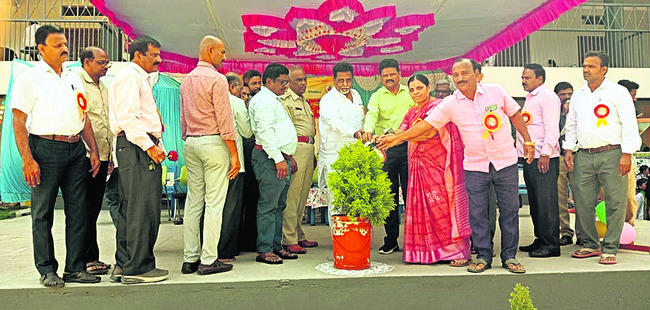 విద్యార్థులు అన్ని  రంగాల్లో రాణించాలి 1