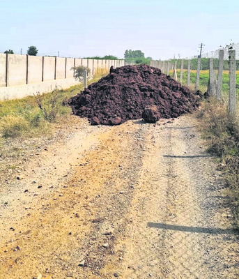 చెరువు మట్టి అక్రమ రవాణాను అడ్డుకున్న రైతులు 1