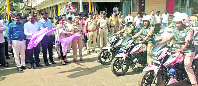 మహిళలు ఆత్మస్థైర్యంతో ముందుకు సాగాలి1