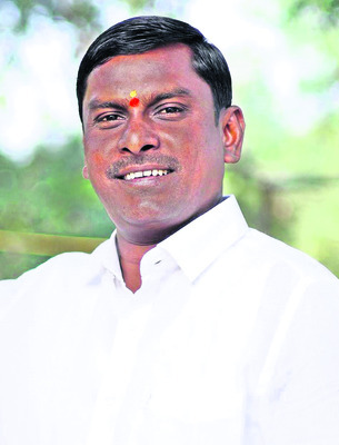 నాడు తండ్రి.. నేడు కుమారుడు సర్పంచ్‌ 1