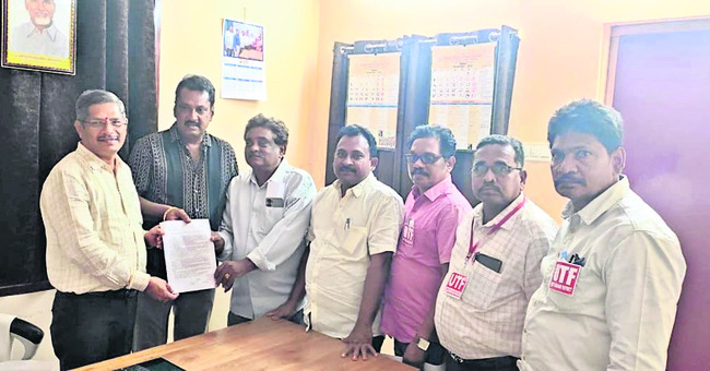 ఉపాధ్యాయులకు టెట్‌పై పిటిషన్‌ వేయాలి  
1