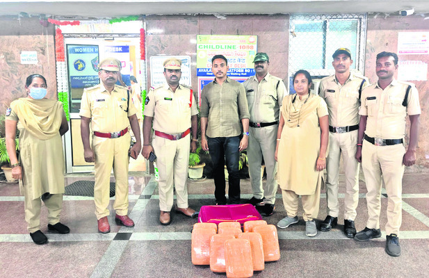 ఏలూరు రైల్వే స్టేషన్‌లో గంజాయి స్వాధీనం 1