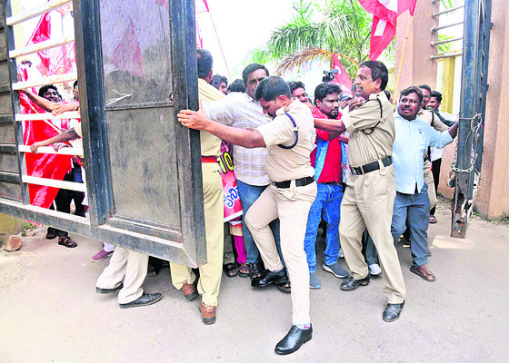 ప్రైవేటీకరణపై ఎరుపెక్కిన ఉద్యమం 1