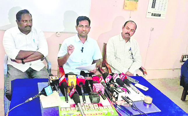 బీసీ సంక్షేమ కార్యాలయంపై ఏసీబీ దాడి1