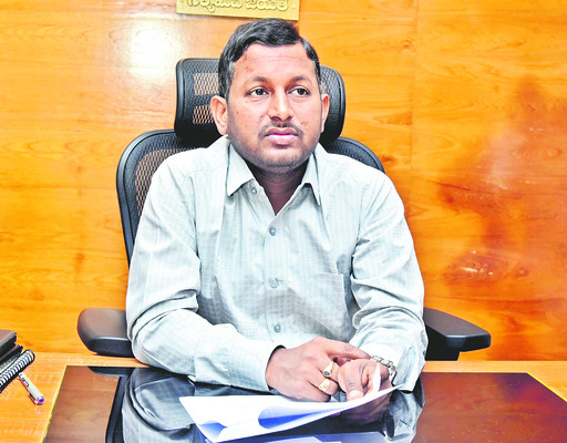 సీఎం సమీక్షలో పాల్గొన్న కలెక్టర్‌, ఎస్పీ 
2