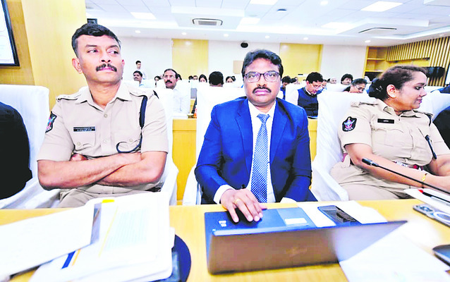 సీఎం సమీక్షలో పాల్గొన్న కలెక్టర్‌, ఎస్పీ 
1