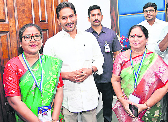 జగన్‌ను కలిసిన జిల్లా నేతలు1