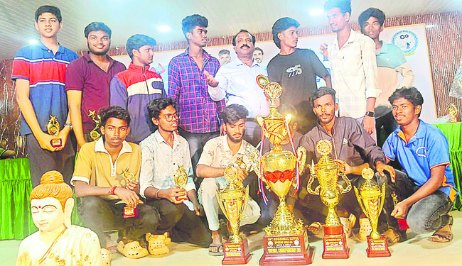 క్రీడలలో రాణిస్తే ఉజ్వల భవిత1