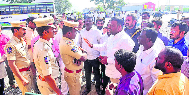 బీజేపీ, కాంగ్రెస్‌ మాటలయుద్ధం1