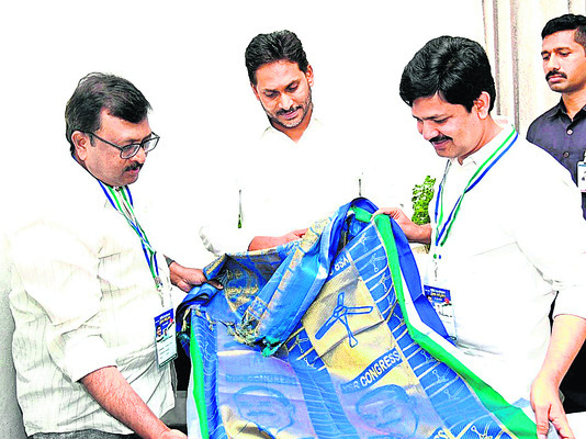 వైఎస్సార్‌సీపీ కీలక సమావేశంలో జిల్లా నేతలు 1