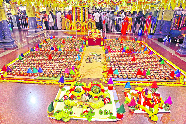 సిరులతల్లి దర్శనానికి పోటెత్తిన భక్తులు 1