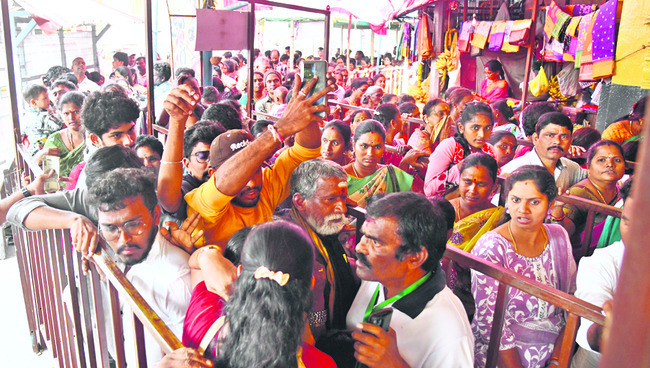 సిరులతల్లి దర్శనానికి పోటెత్తిన భక్తులు 2