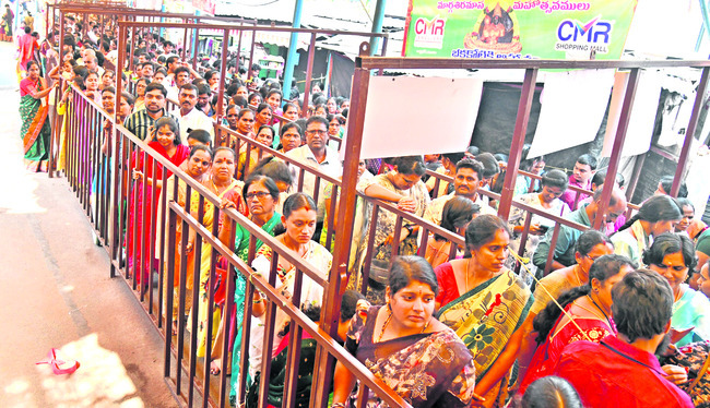 సిరులతల్లి దర్శనానికి పోటెత్తిన భక్తులు 1