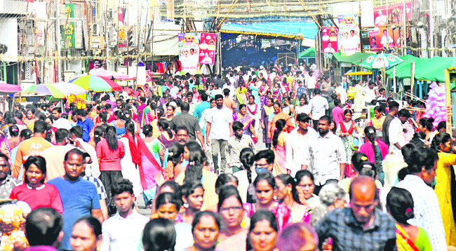 సిరులతల్లి దర్శనానికి పోటెత్తిన భక్తులు 4