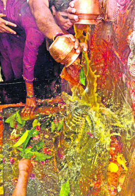 సిరులతల్లి దర్శనానికి పోటెత్తిన భక్తులు 2