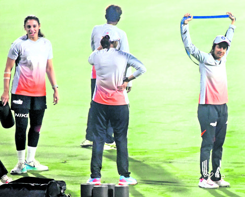 భారత్‌–శ్రీలంక క్రీడాకారుల ప్రాక్టీస్‌2