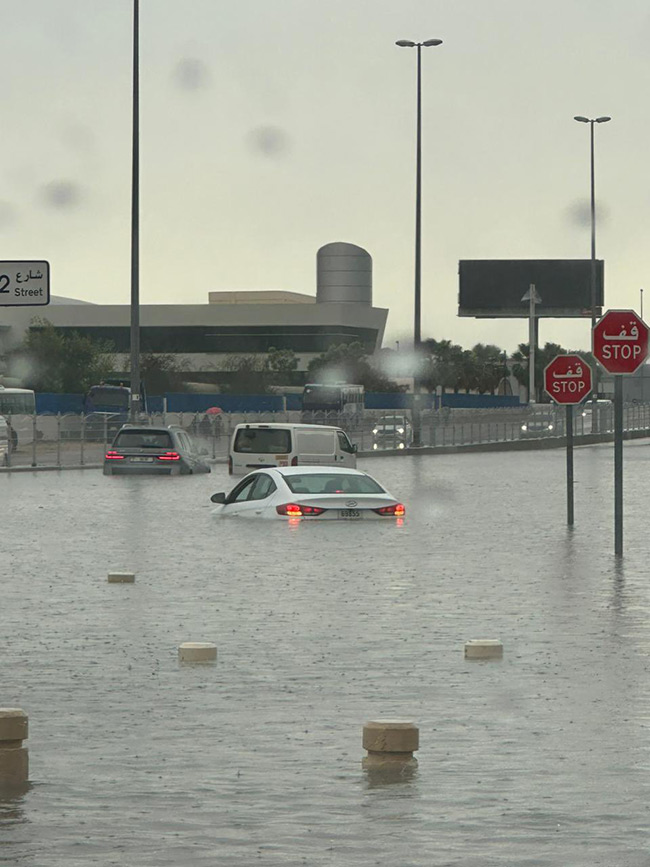 Heavy rains and thunderstorms hit Dubai21