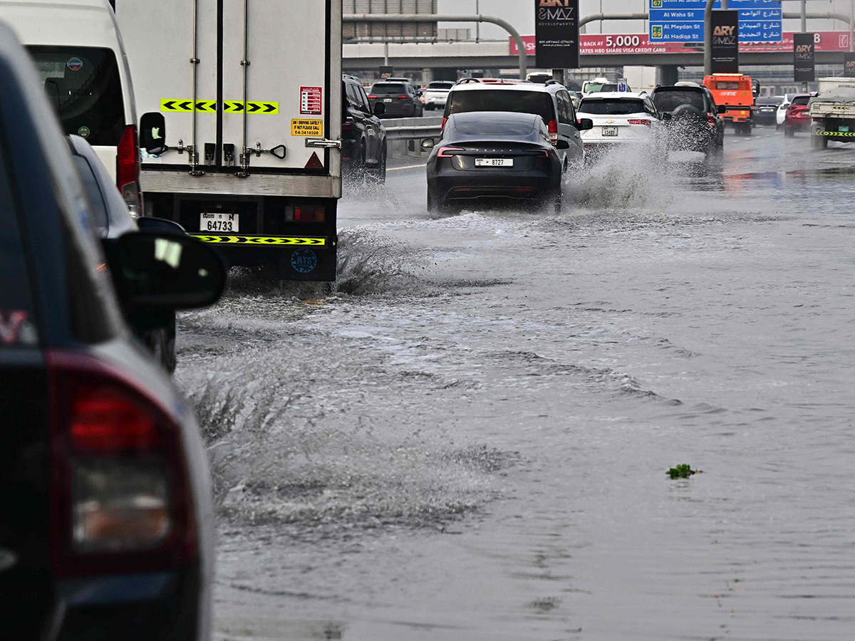 Heavy rains and thunderstorms hit Dubai4