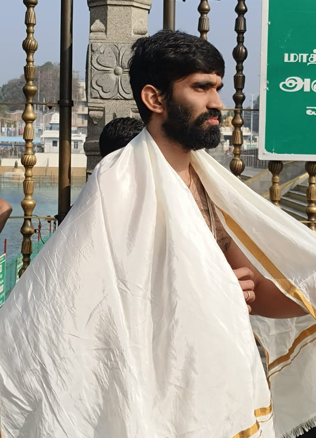 Kidambi Srikanth and his wife Shravya Varma at the Lord Venkateswara in Tirumala (Photos)2