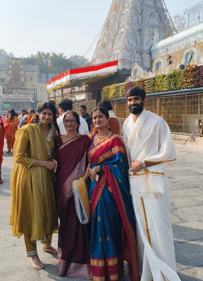 Kidambi Srikanth and his wife Shravya Varma at the Lord Venkateswara in Tirumala (Photos)11