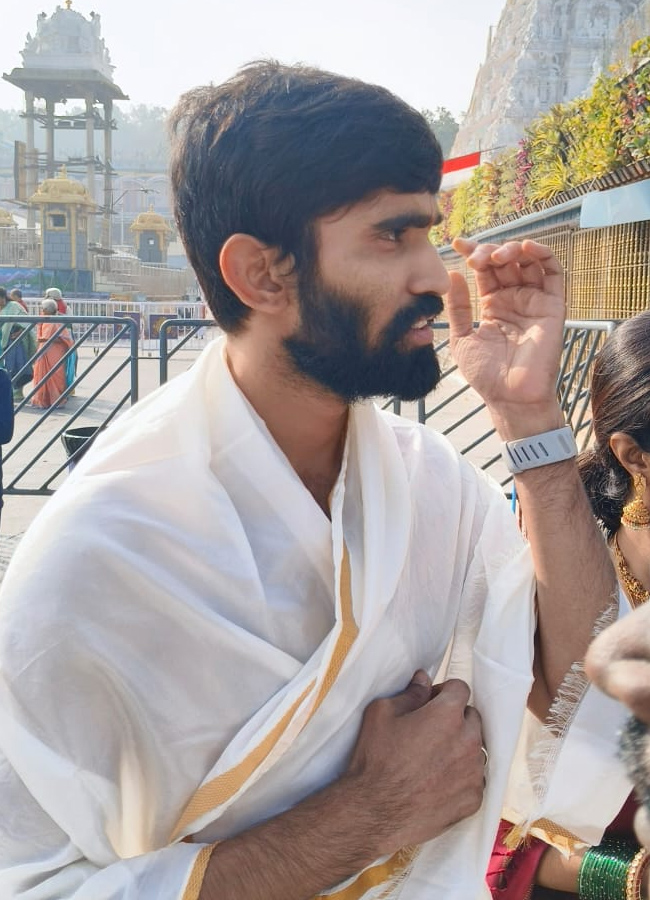 Kidambi Srikanth and his wife Shravya Varma at the Lord Venkateswara in Tirumala (Photos)12