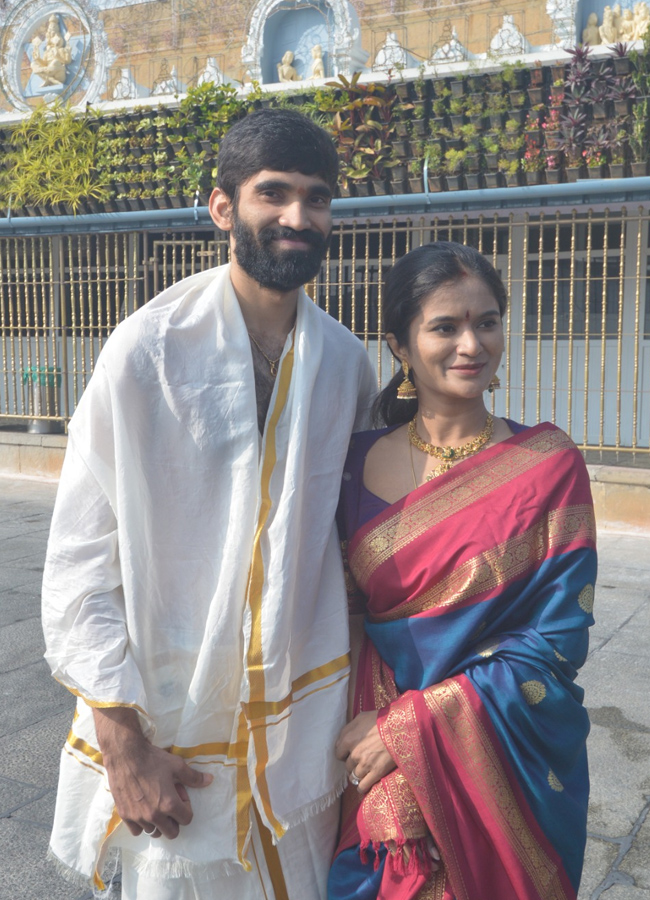Kidambi Srikanth and his wife Shravya Varma at the Lord Venkateswara in Tirumala (Photos)13