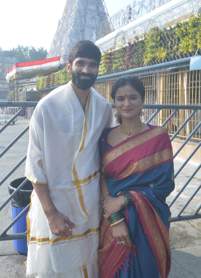 Kidambi Srikanth and his wife Shravya Varma at the Lord Venkateswara in Tirumala (Photos)14