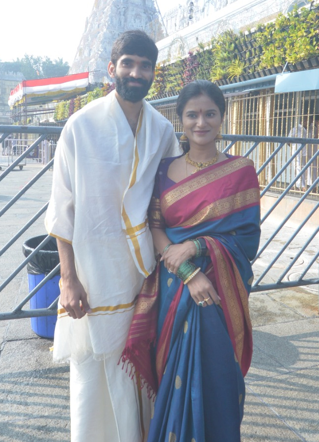 Kidambi Srikanth and his wife Shravya Varma at the Lord Venkateswara in Tirumala (Photos)15