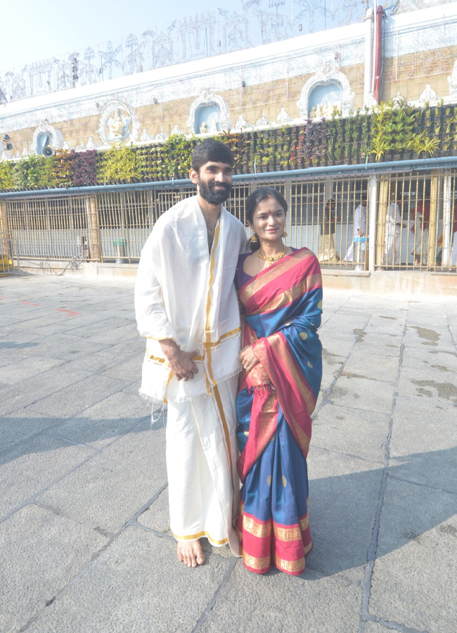 Kidambi Srikanth and his wife Shravya Varma at the Lord Venkateswara in Tirumala (Photos)16