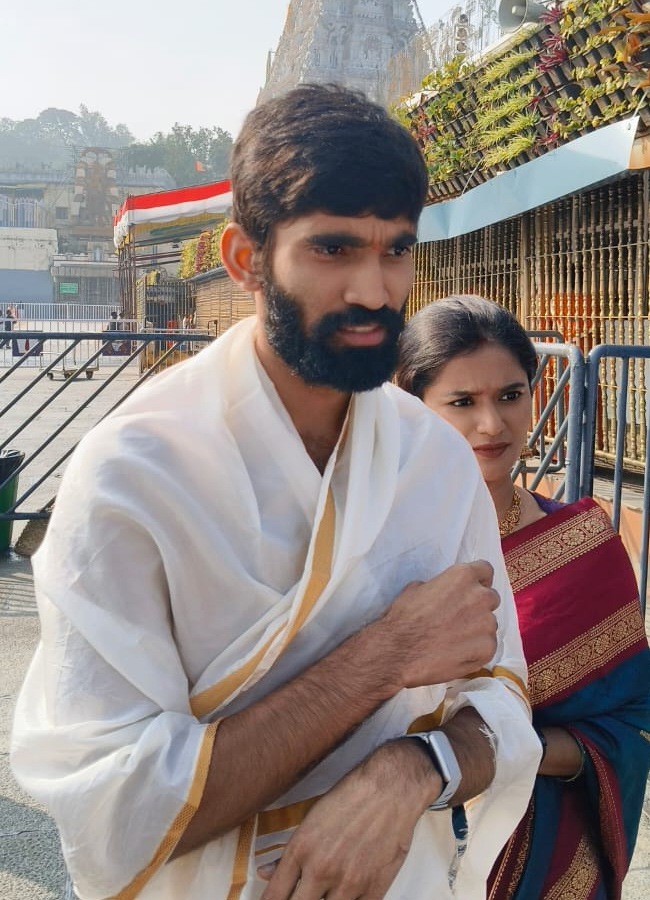 Kidambi Srikanth and his wife Shravya Varma at the Lord Venkateswara in Tirumala (Photos)3