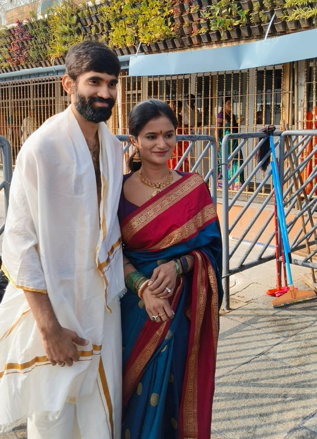 Kidambi Srikanth and his wife Shravya Varma at the Lord Venkateswara in Tirumala (Photos)5