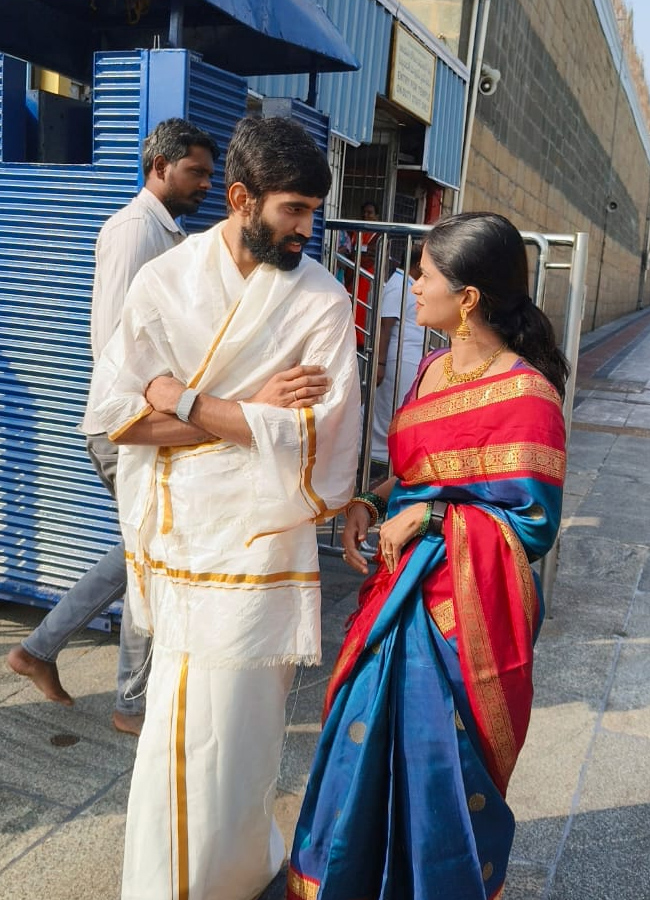 Kidambi Srikanth and his wife Shravya Varma at the Lord Venkateswara in Tirumala (Photos)7