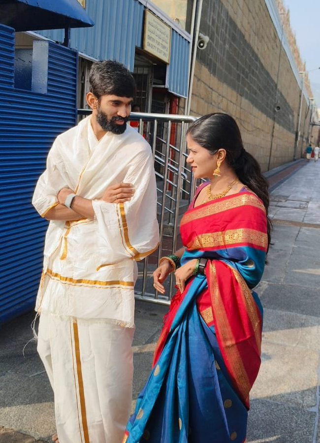 Kidambi Srikanth and his wife Shravya Varma at the Lord Venkateswara in Tirumala (Photos)8
