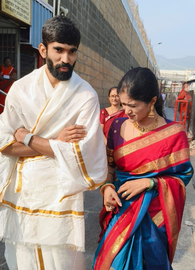 Kidambi Srikanth and his wife Shravya Varma at the Lord Venkateswara in Tirumala (Photos)9