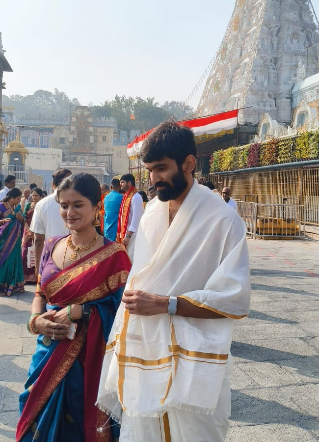 Kidambi Srikanth and his wife Shravya Varma at the Lord Venkateswara in Tirumala (Photos)10