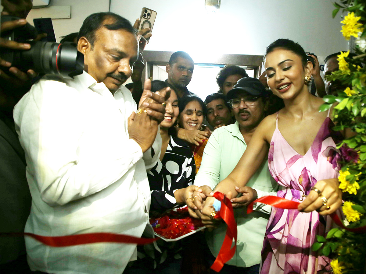 Rakul preet singh at Punjagutta Second Skin Makeup Studio opening16