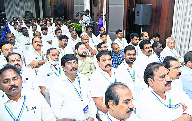 ●వైఎస్‌ జగన్‌ను కలిసిన నాయకులు 2