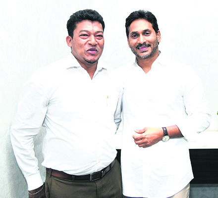 ●వైఎస్‌ జగన్‌ను కలిసిన నాయకులు 1