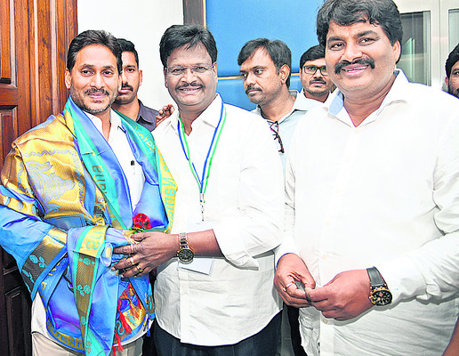 వైఎస్సార్‌సీపీ కీలక సమావేశంలో జిల్లా నేతలు 2