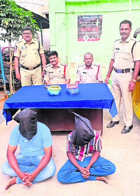 ఎద్దుల బండిని ఢీకొన్న ప్రైవేట్‌ బస్సు1